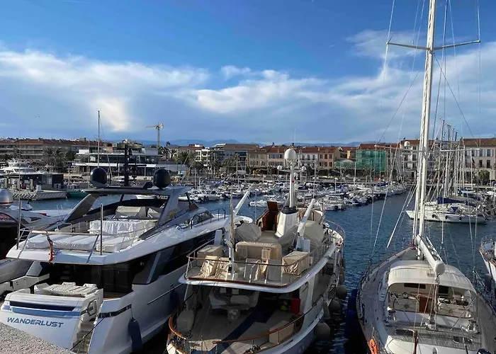 St Raphael Centre Calme Clim Commerces A Pieds